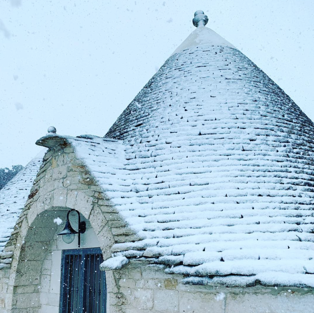 Neve sui trulli: il fascino della Puglia imbiancata