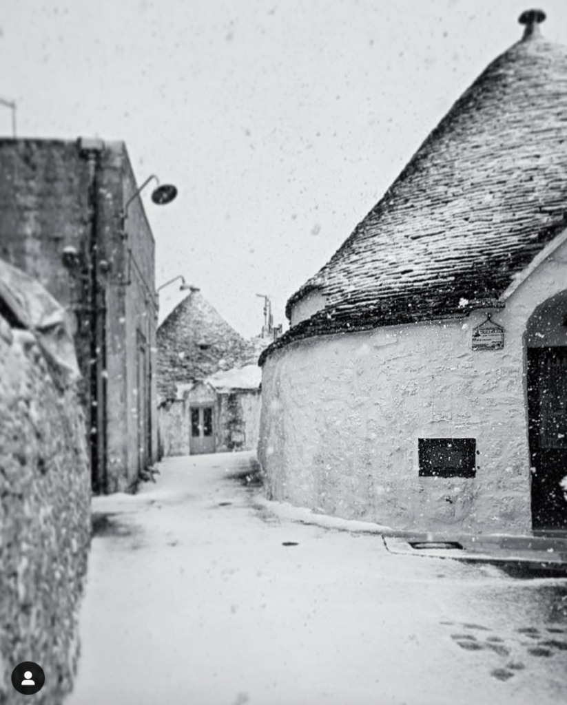 Neve sui trulli: il fascino della Puglia imbiancata