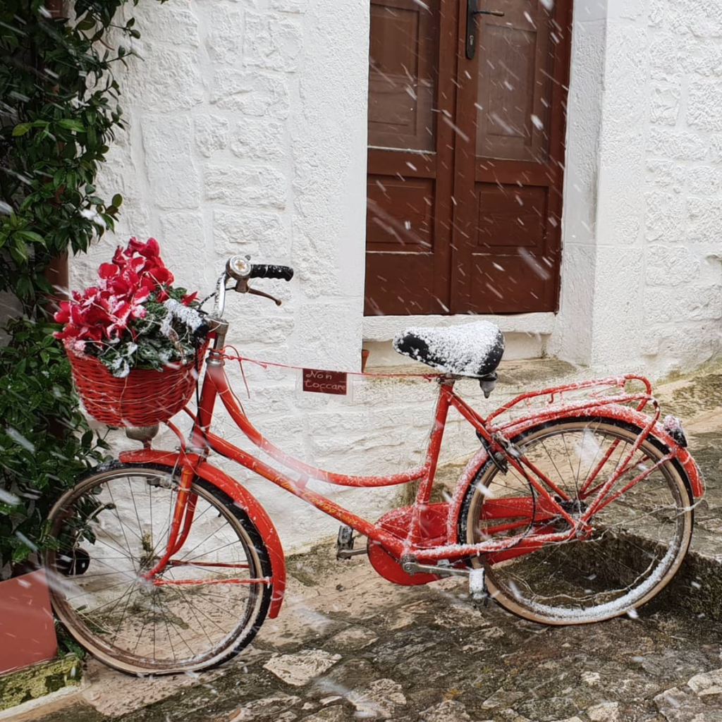 Neve sui trulli: il fascino della Puglia imbiancata
