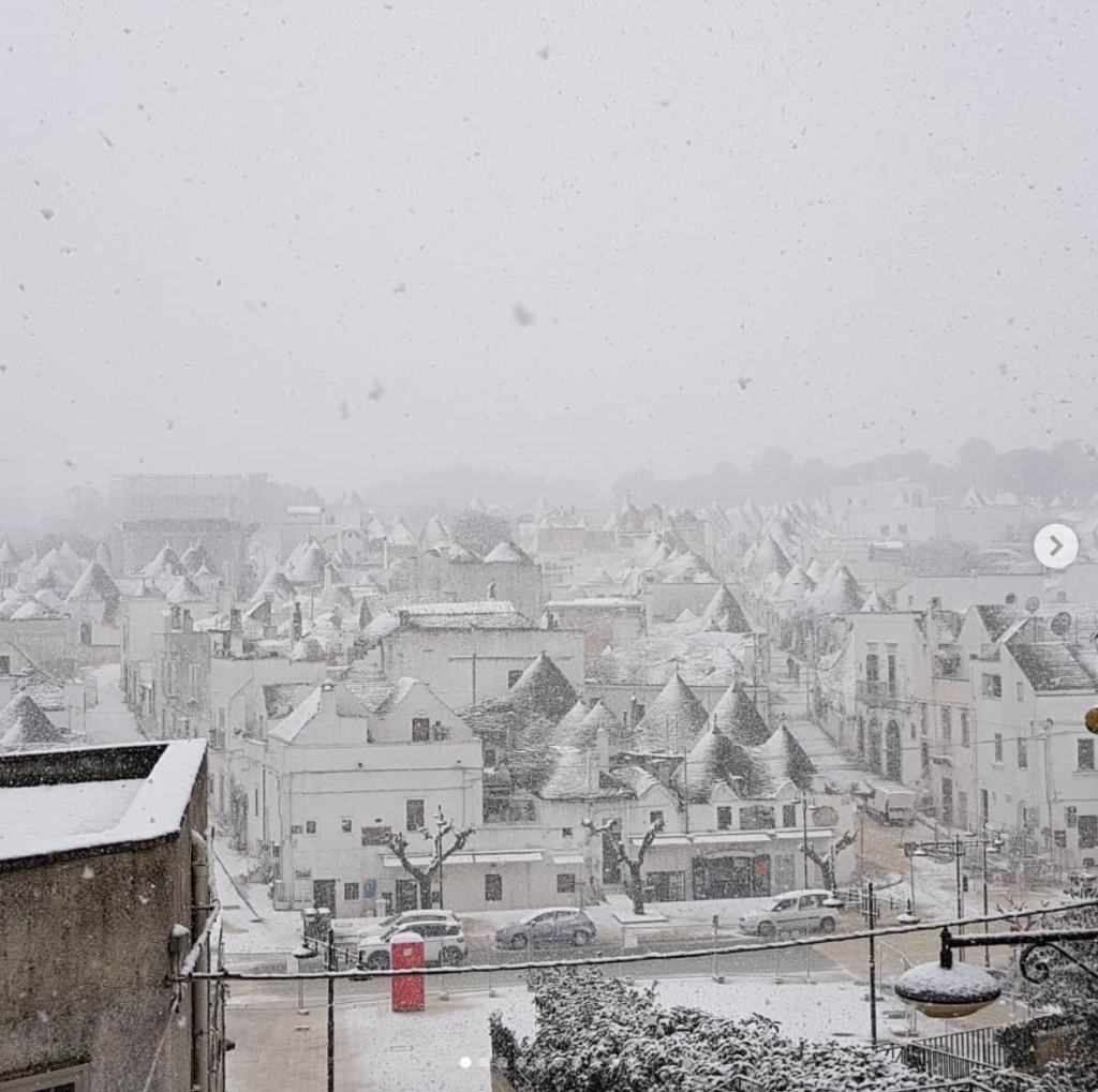 Neve sui trulli: il fascino della Puglia imbiancata