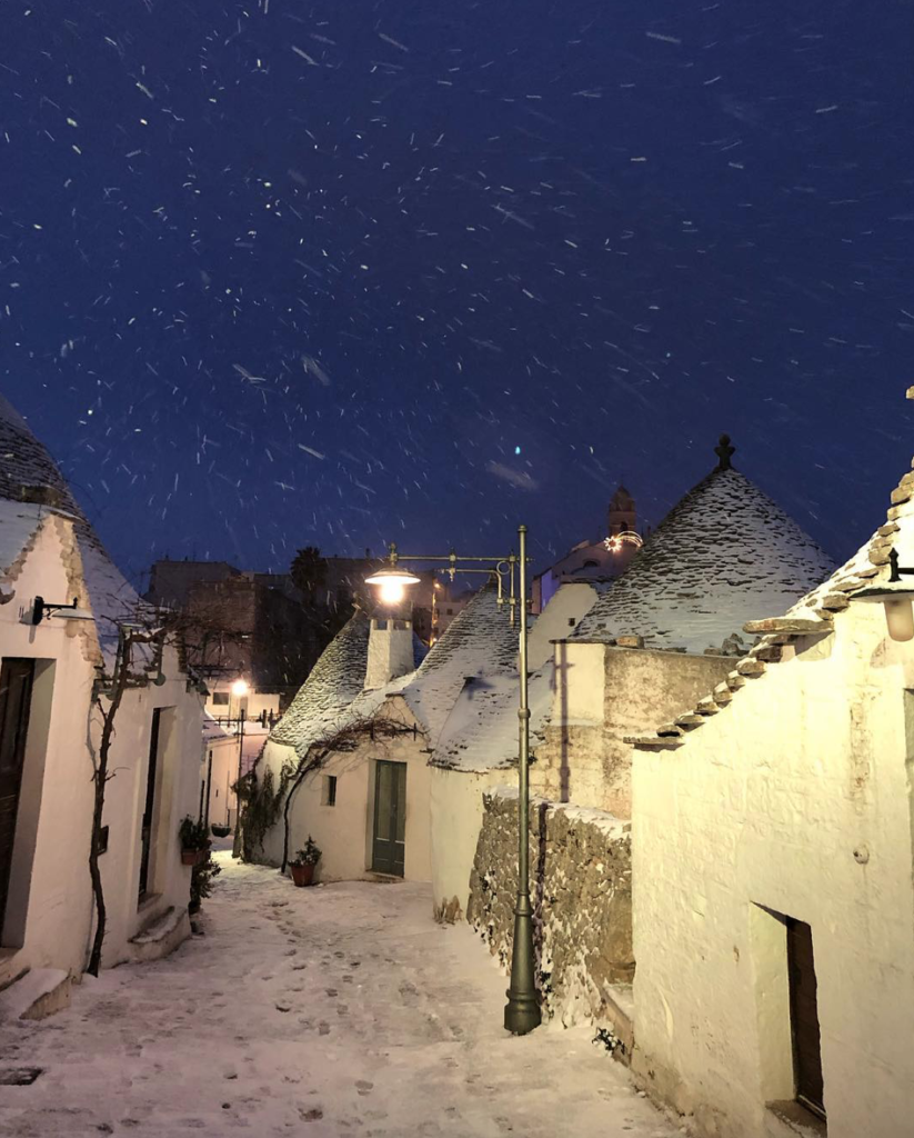 Neve sui trulli: il fascino della Puglia imbiancata