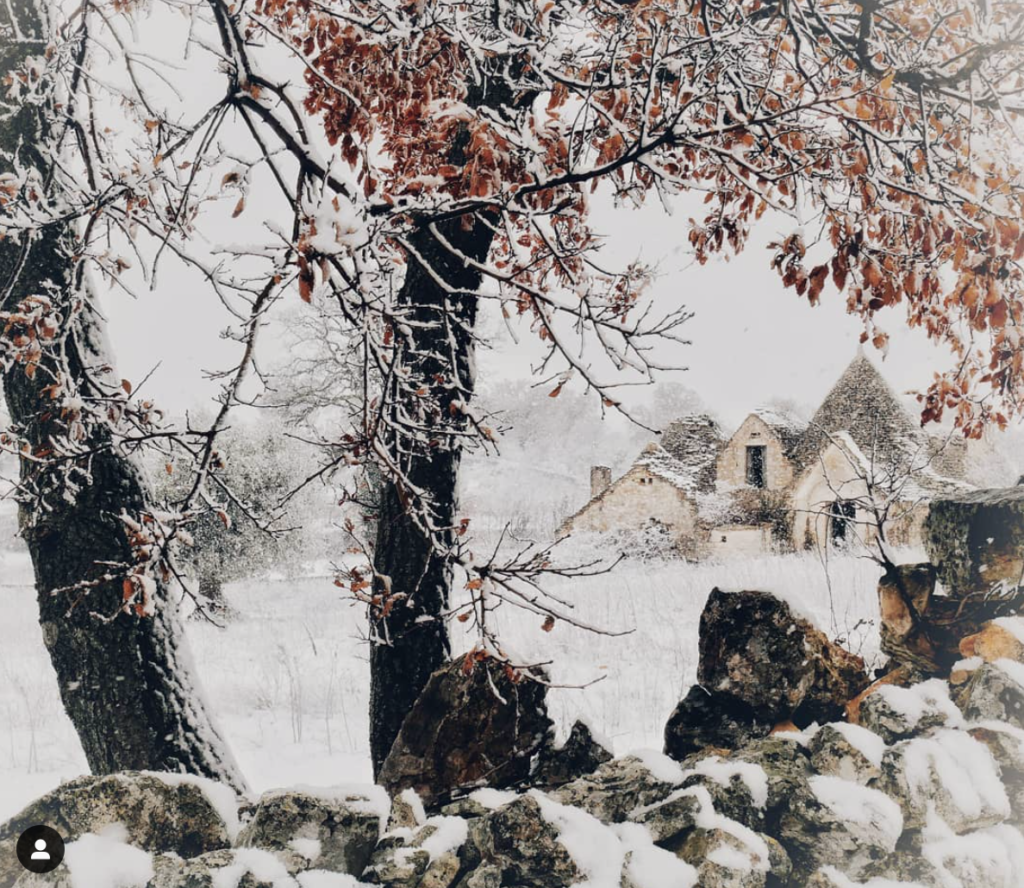 Neve sui trulli: il fascino della Puglia imbiancata