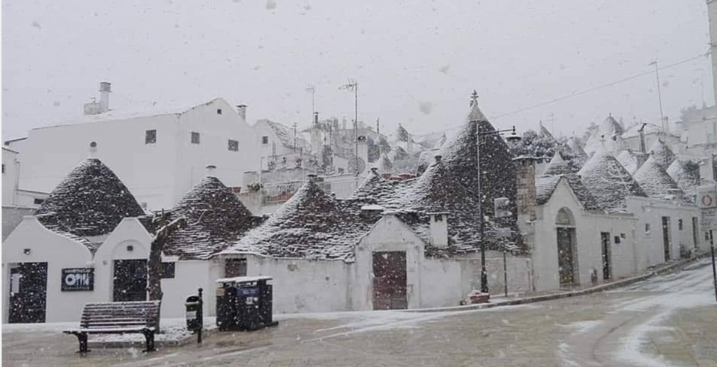 Neve sui trulli: il fascino della Puglia imbiancata
