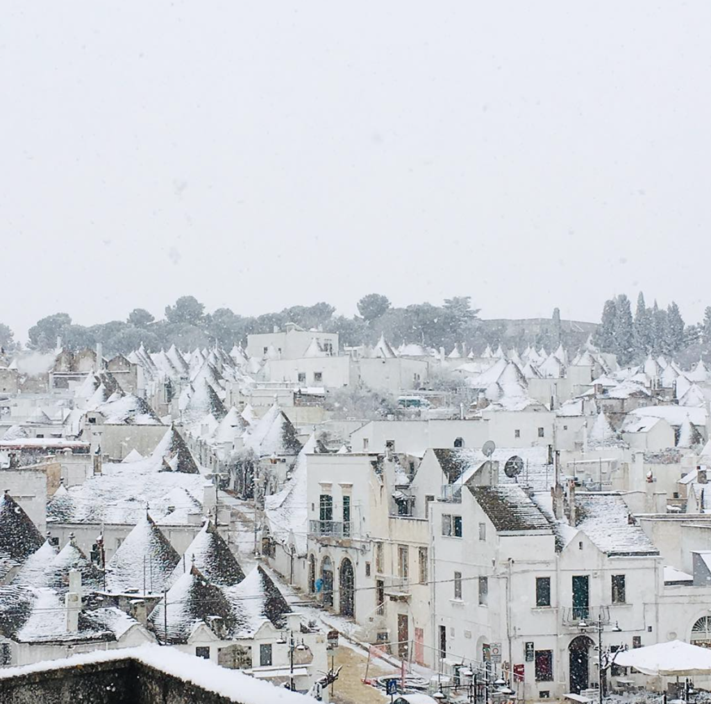 Neve sui trulli: il fascino della Puglia imbiancata