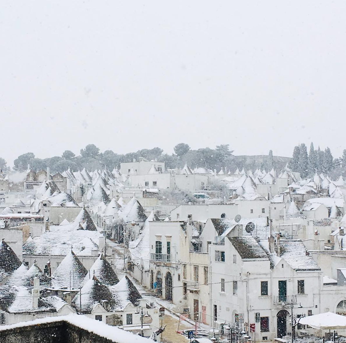 Neve sui trulli: il fascino della Puglia imbiancata