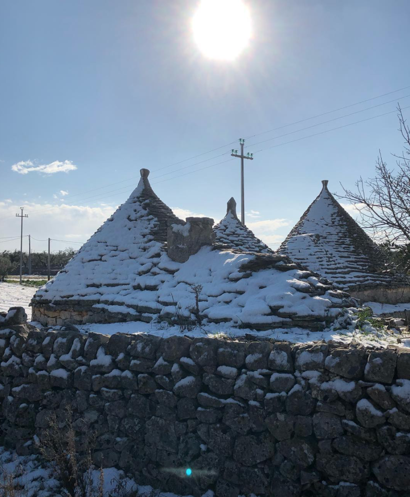 Neve sui trulli: il fascino della Puglia imbiancata