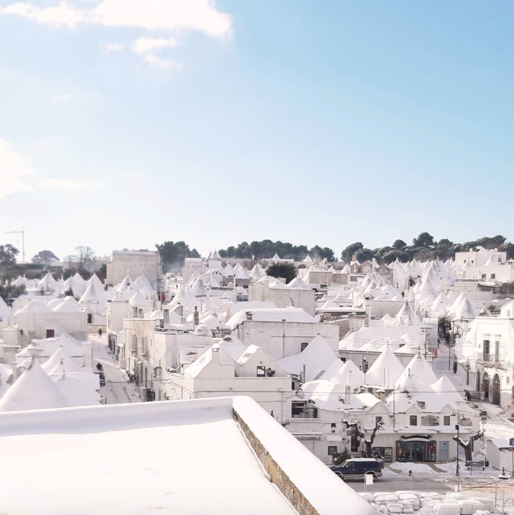 Neve sui trulli: il fascino della Puglia imbiancata