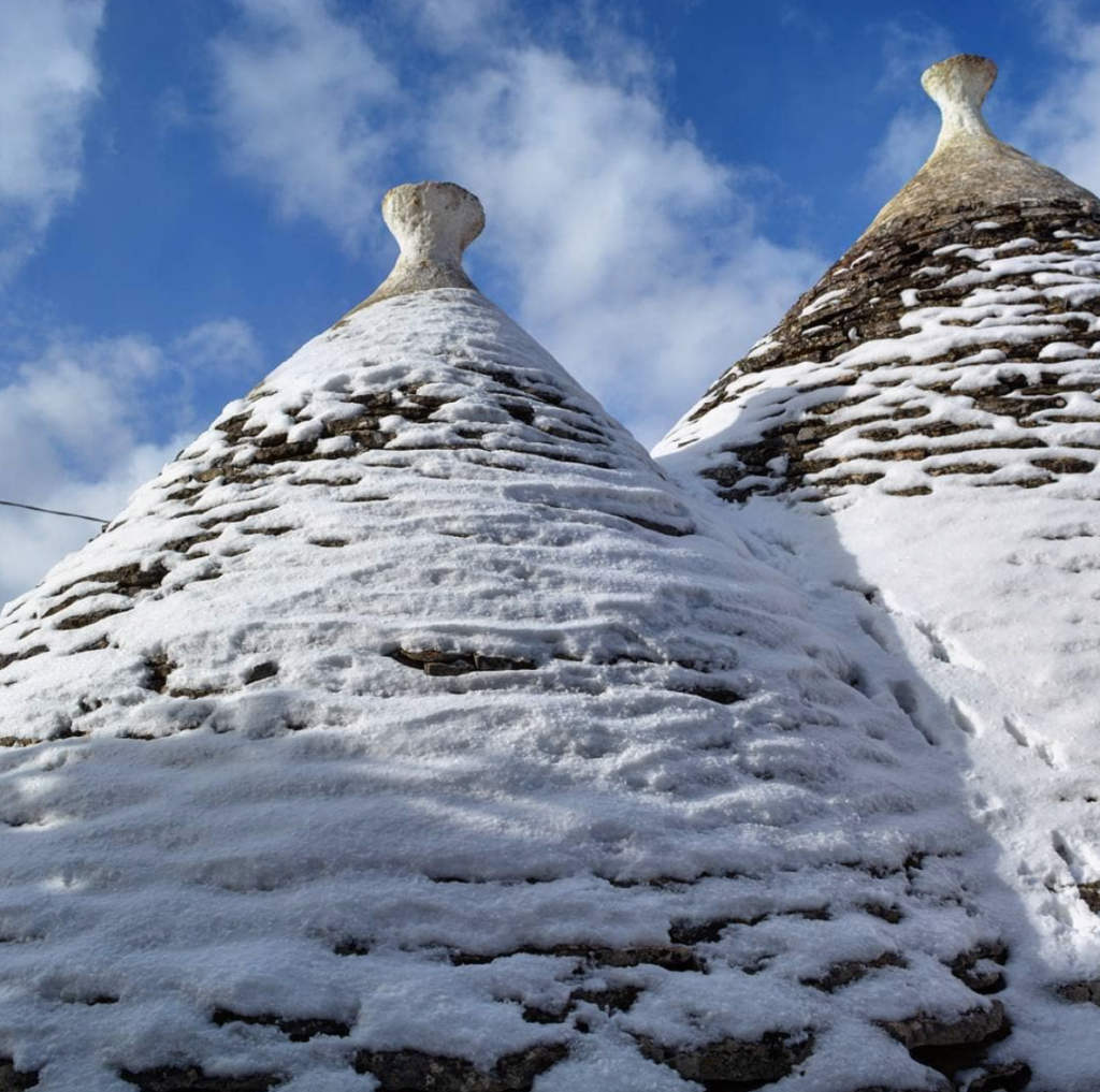 Neve sui trulli: il fascino della Puglia imbiancata