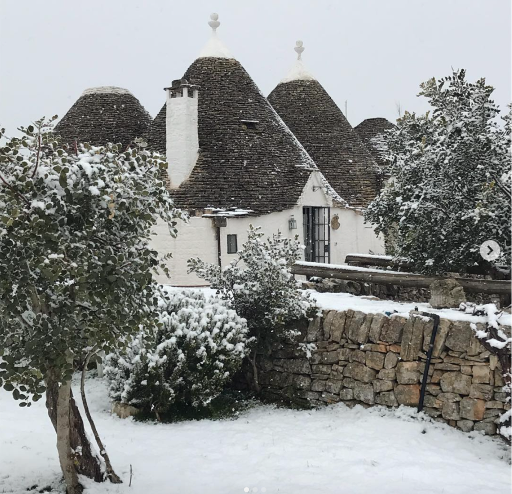 Neve sui trulli: il fascino della Puglia imbiancata
