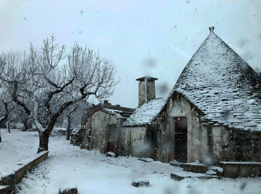 Neve sui trulli: il fascino della Puglia imbiancata