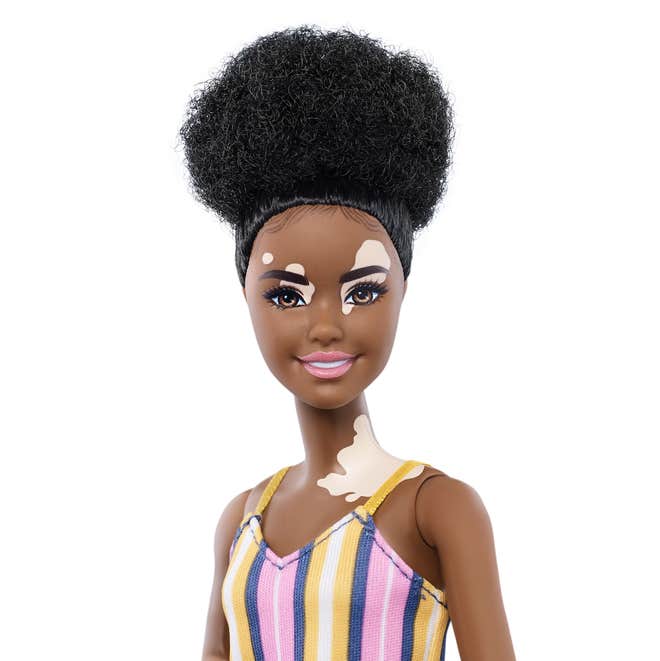 Con vitiligine, protesi o calva: le nuove versioni di Barbie (e Ken)