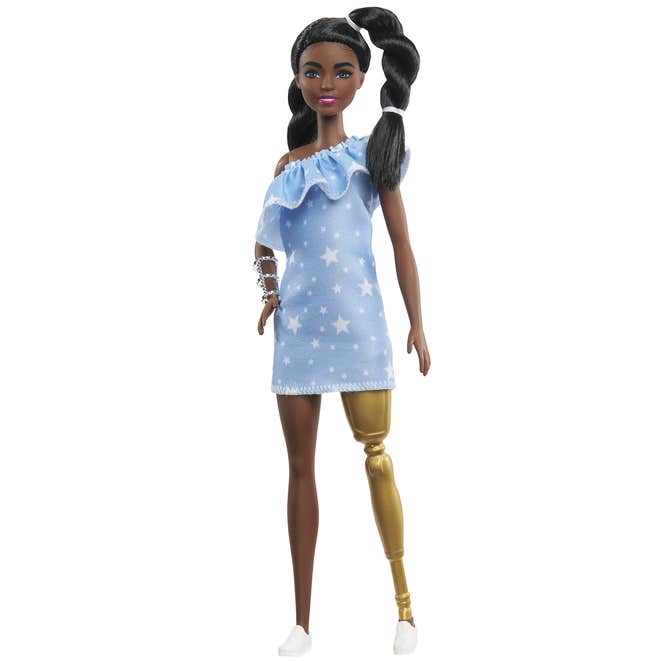 Con vitiligine, protesi o calva: le nuove versioni di Barbie (e Ken)