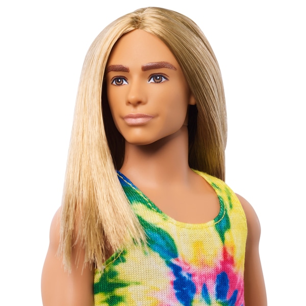 Con vitiligine, protesi o calva: le nuove versioni di Barbie (e Ken)
