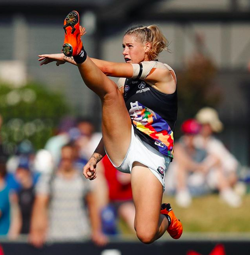 La foto di Tayla: se una donna non può dare un calcio al pallone senza essere abusata
