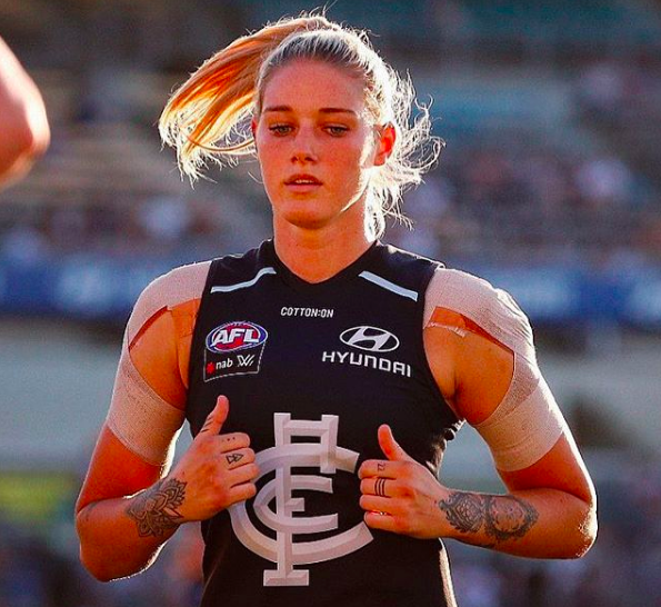 La foto di Tayla: se una donna non può dare un calcio al pallone senza essere abusata