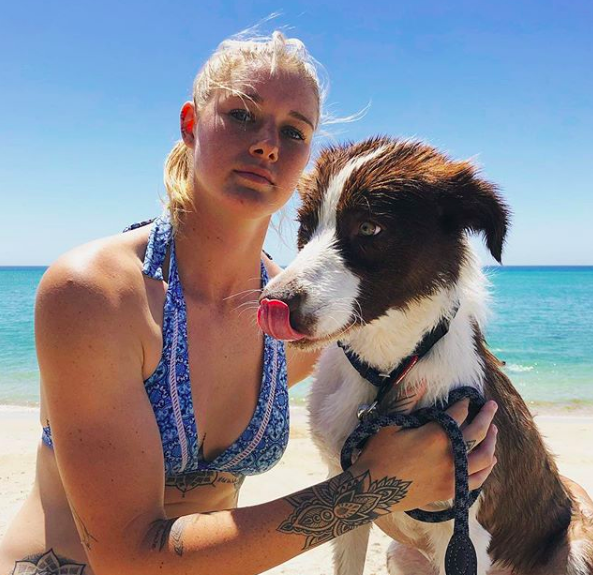 La foto di Tayla: se una donna non può dare un calcio al pallone senza essere abusata