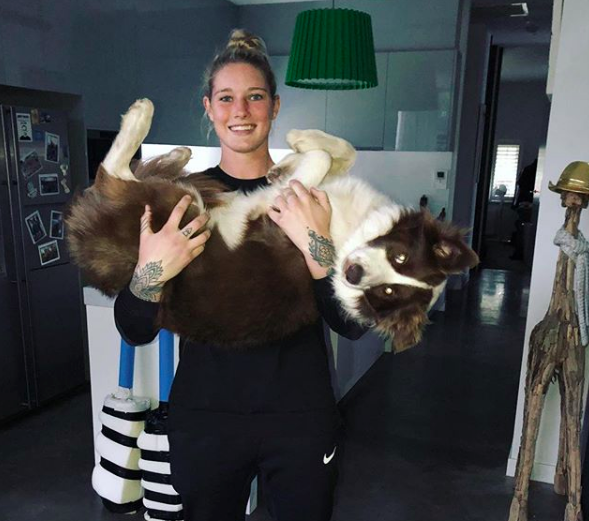 La foto di Tayla: se una donna non può dare un calcio al pallone senza essere abusata