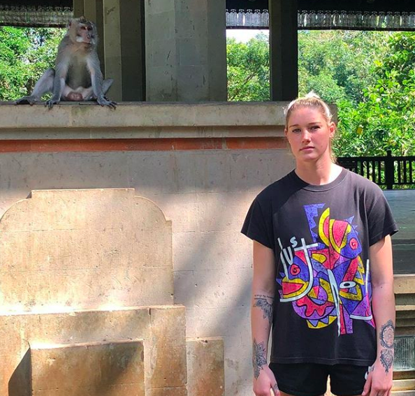 La foto di Tayla: se una donna non può dare un calcio al pallone senza essere abusata