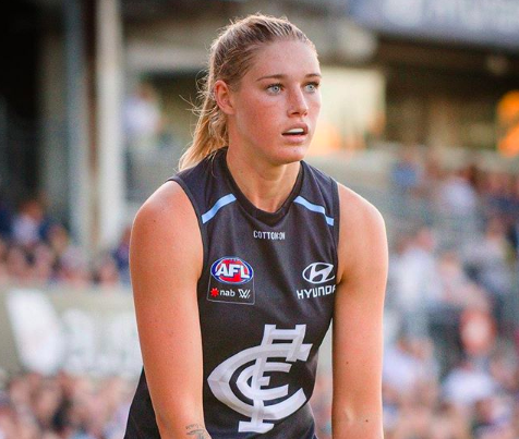 La foto di Tayla: se una donna non può dare un calcio al pallone senza essere abusata