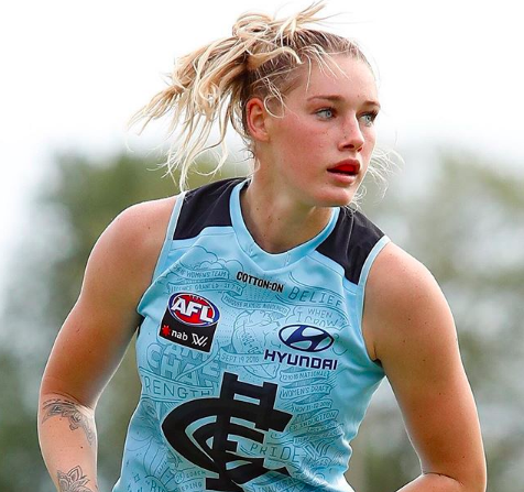 La foto di Tayla: se una donna non può dare un calcio al pallone senza essere abusata