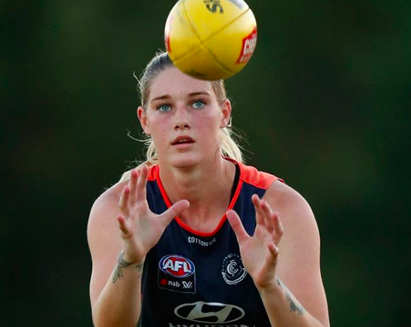 La foto di Tayla: se una donna non può dare un calcio al pallone senza essere abusata