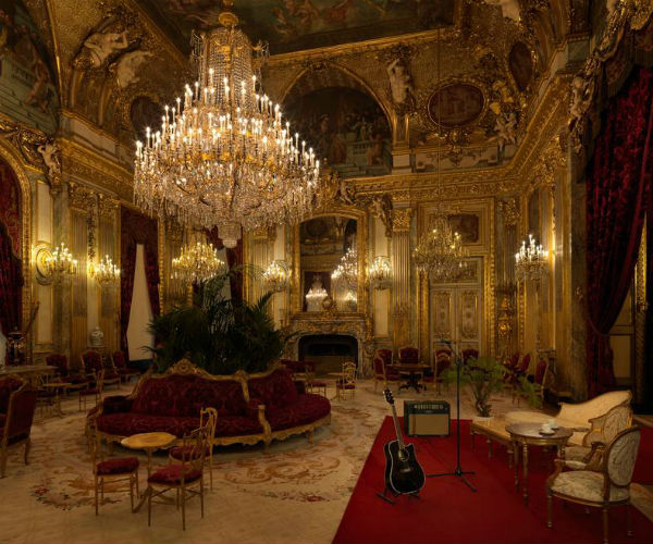Dormire ospitati dalla Monna Lisa: l’offerta da sogno per una sola notte del Louvre