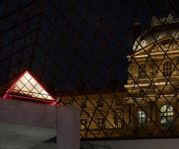 Dormire ospitati dalla Monna Lisa: l’offerta da sogno per una sola notte del Louvre