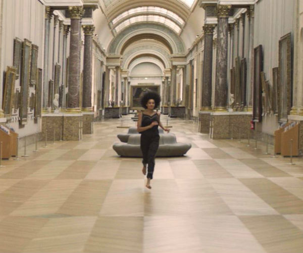 Dormire ospitati dalla Monna Lisa: l’offerta da sogno per una sola notte del Louvre