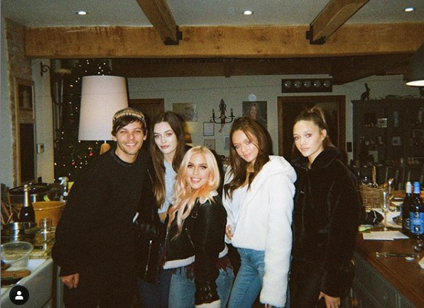 Il primo messaggio di Louis Tomlinson dopo la morte della sorella