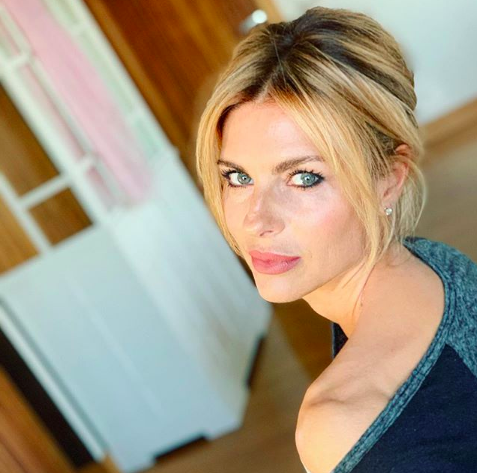 “Sei troppo magra, sei anoressica”: la risposta di Martina Colombari a chi la insulta