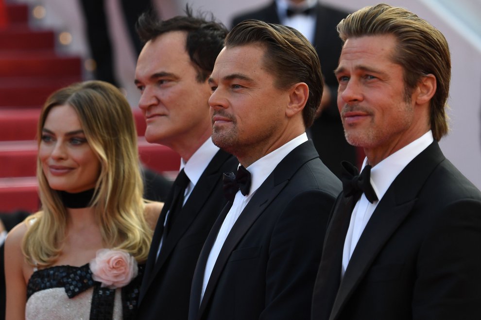 L'omaggio di Leo Di Caprio e Brad Pitt a Luke Perry