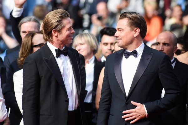 L'omaggio di Leo Di Caprio e Brad Pitt a Luke Perry