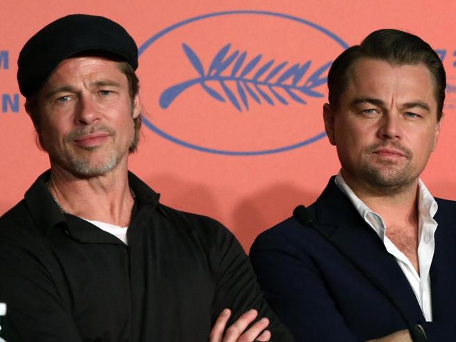 L'omaggio di Leo Di Caprio e Brad Pitt a Luke Perry