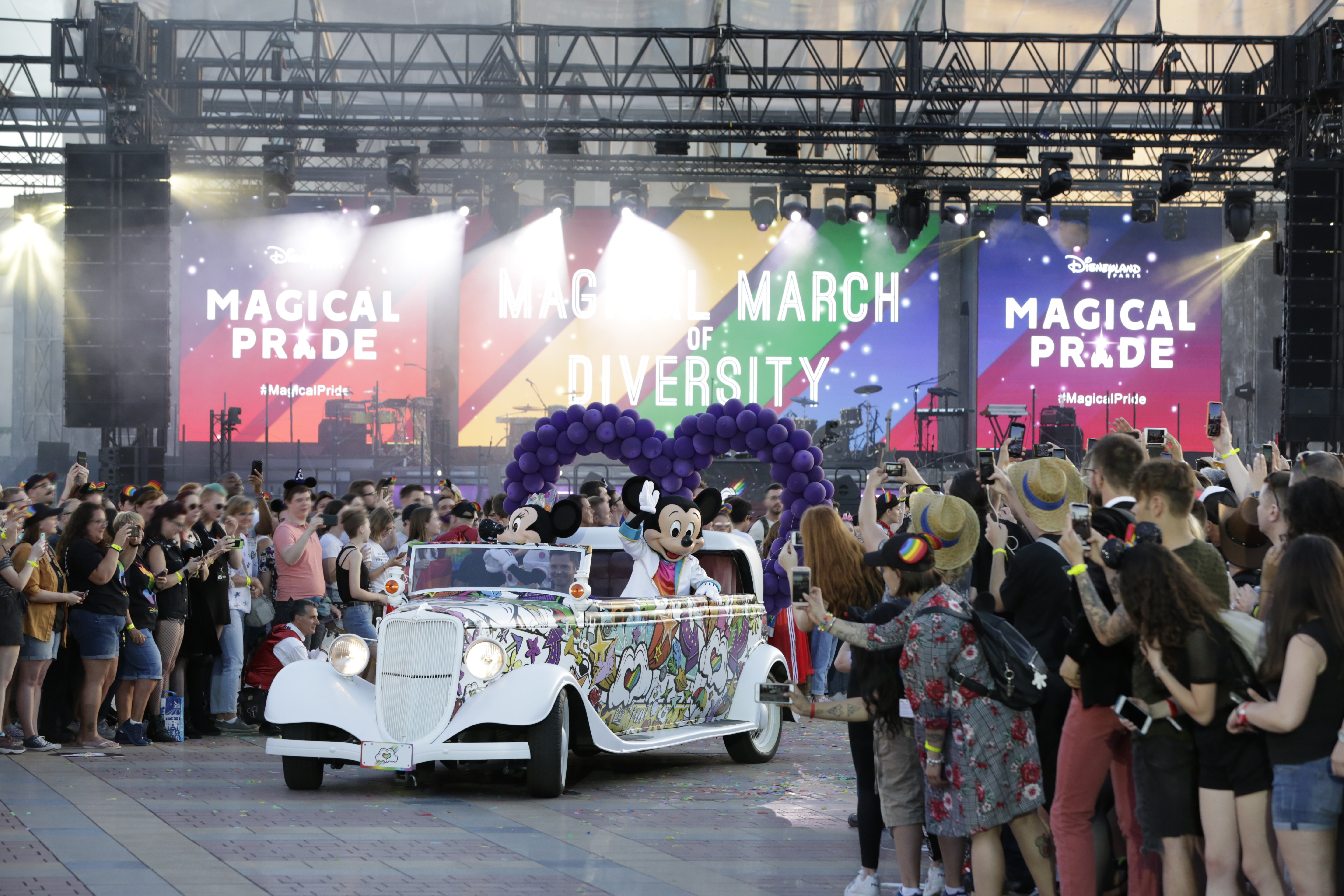 25 foto dal Magical Pride di Disneyland: tutti i colori contro l'omofobia