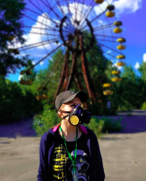 Quei selfie in posa, sorridenti e svestiti, davanti all'orrore di Chernobyl