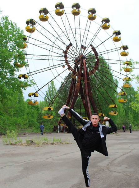 Quei selfie in posa, sorridenti e svestiti, davanti all'orrore di Chernobyl