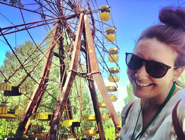 Quei selfie in posa, sorridenti e svestiti, davanti all'orrore di Chernobyl