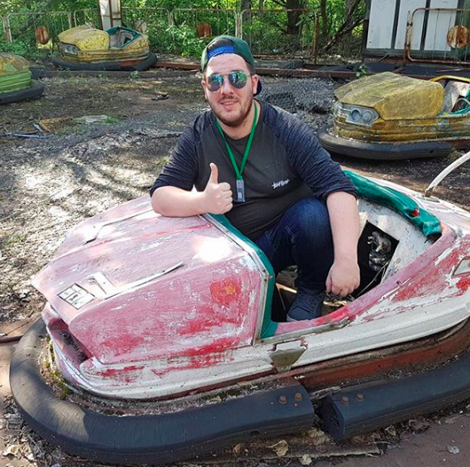 Quei selfie in posa, sorridenti e svestiti, davanti all'orrore di Chernobyl