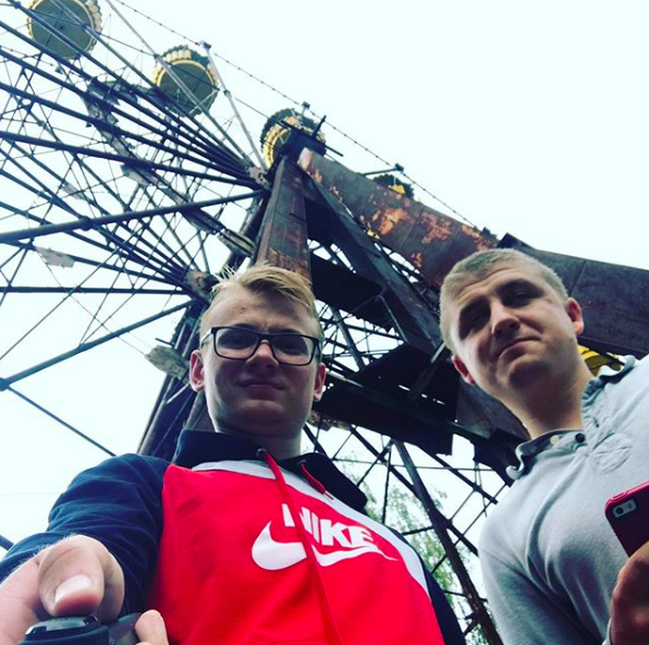 Quei selfie in posa, sorridenti e svestiti, davanti all'orrore di Chernobyl