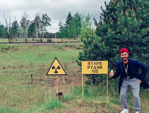 Quei selfie in posa, sorridenti e svestiti, davanti all'orrore di Chernobyl