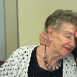 Il bacio tra Jeanine e Kara, divisi dalla guerra, si ritrovano dopo 75 anni