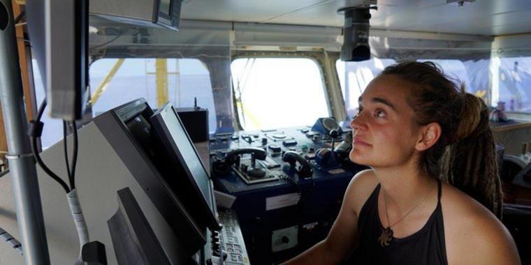 Libera Carola Rackete, la capitana che ha deciso di giocarsi tutto e sfidare la legge