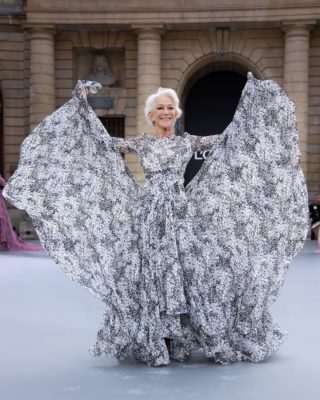 La bellezza non ha età: da Helen Mirren, 74 anni, alle altre che sfilano a Parigi La bellezza non ha età: da Helen Mirren, 74 anni, alle altre che sfilano a Parigi