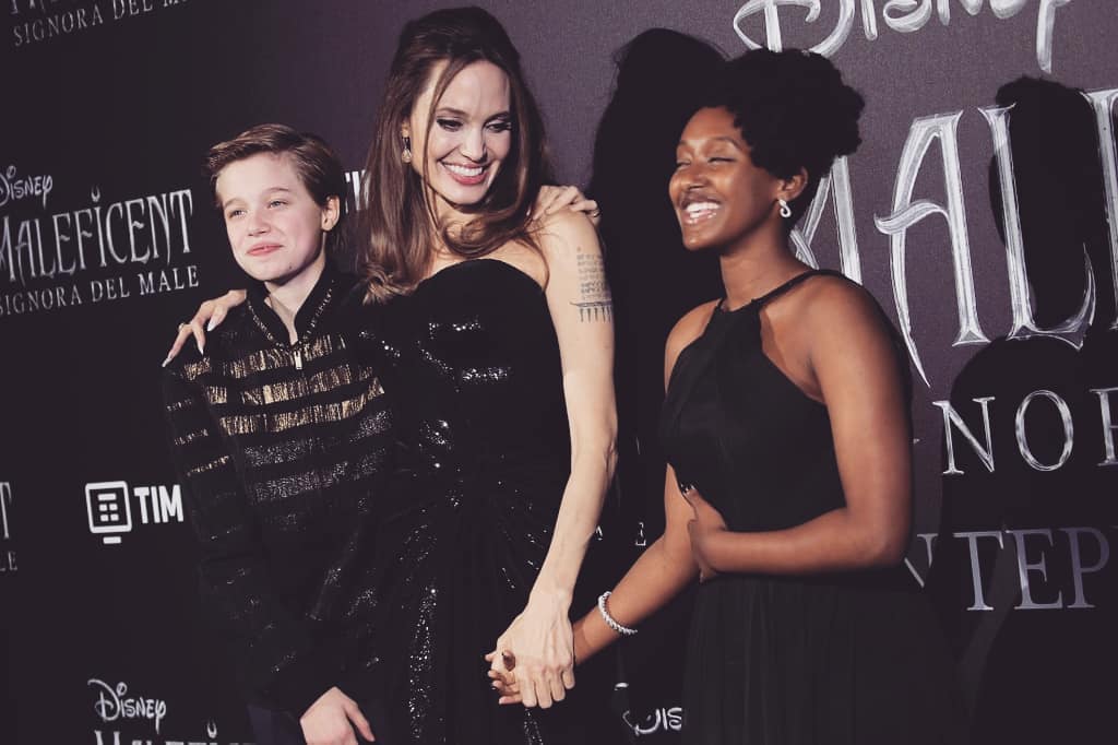 Piccole brangeline crescono: la bellezza delle figlie di Angelina Jolie al fianco della mamma