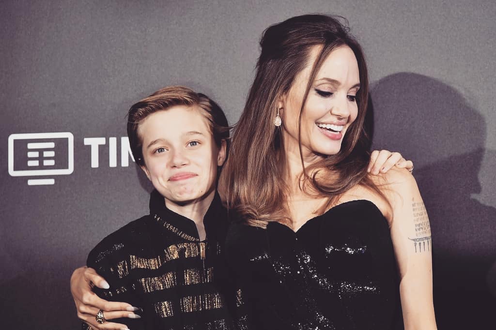 Piccole brangeline crescono: la bellezza delle figlie di Angelina Jolie al fianco della mamma
