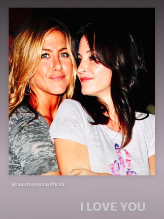 La foto di Jennifer Aniston è perfetta, ma lei posta quella del retroscena