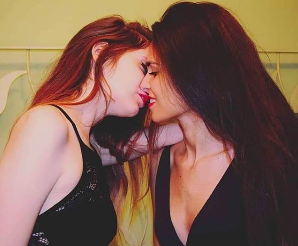 Come Erika e Martina usano "le perle degli omofobi" che insultano i loro baci