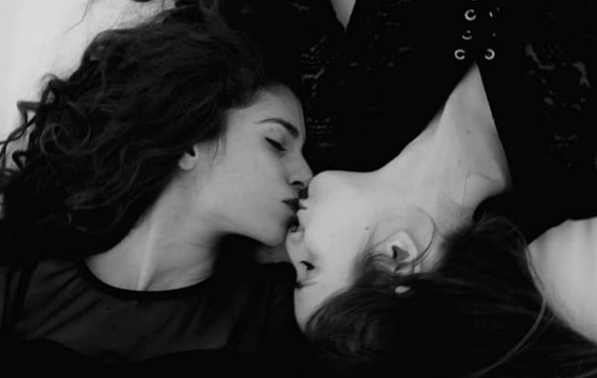 Come Erika e Martina usano "le perle degli omofobi" che insultano i loro baci