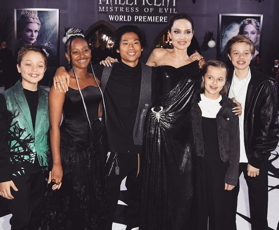 Angelina Jolie posa nuda e mostra le sue cicatrici visibili e non