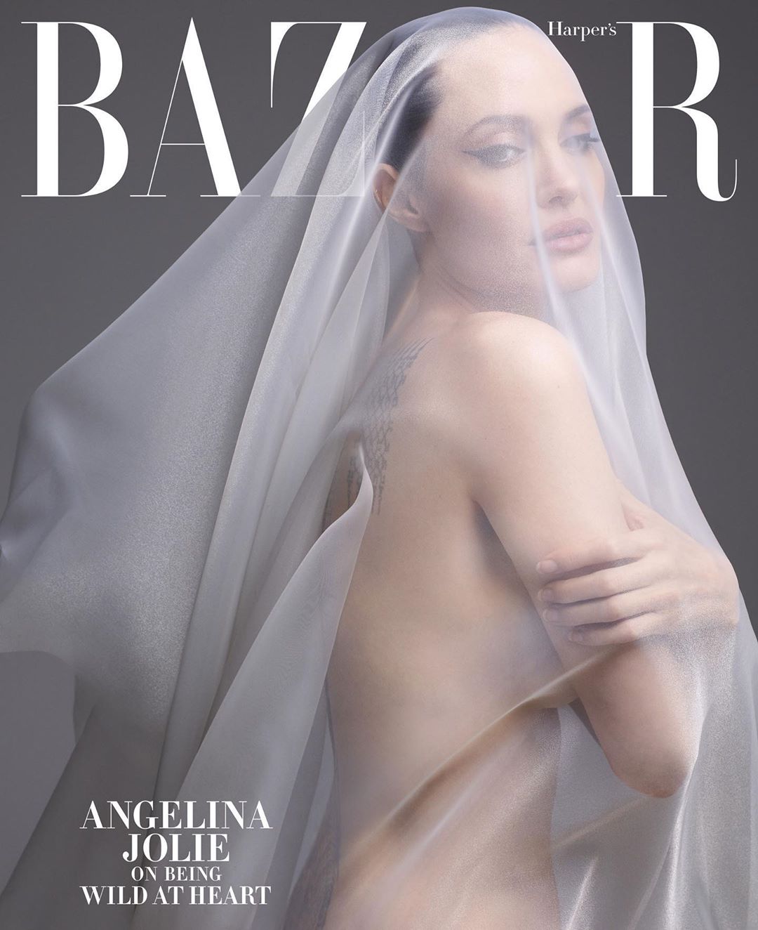 Angelina Jolie posa nuda e mostra le sue cicatrici visibili e non
